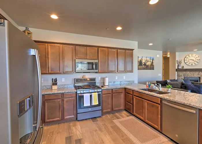 Holiday home W/ Views - Near Arizona Snowbowl! *